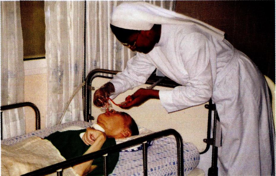 ▲ 한국에 파견되어 아네트의 집에서 환자를 보살피고 있는 외국인 수녀. 창설자 하이디 브라우크만 총원장 수녀(오른쪽). .