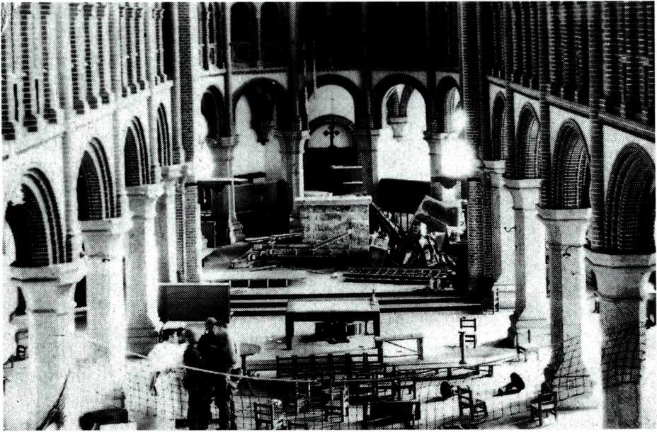 전쟁 당시 공산군에 의해 파괴된 전동 성당 내부.