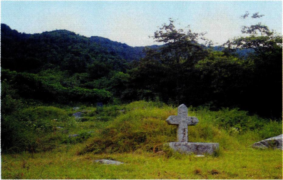 한티 사적지 무명 순교자 묘역(왼쪽)과 순교 기념비.