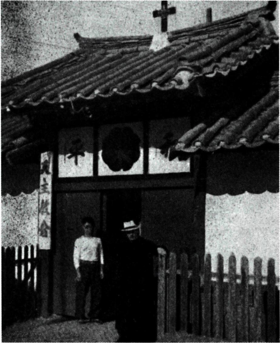 함흥 본당 앞에 서 있는 콜러 신부.