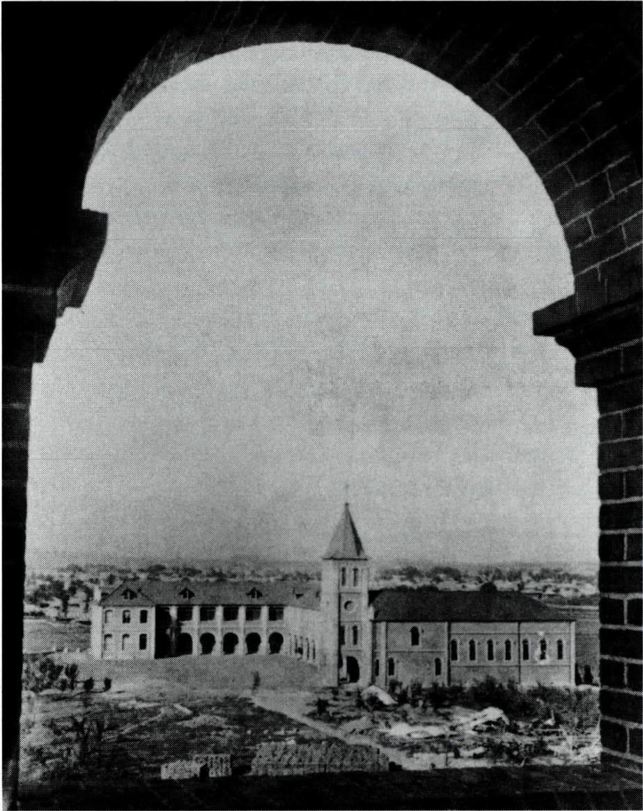 현지인 사제 양성을 우선적으로 추진하는 포교성의 지침에 따라 건립된 대구 유스티노 신학교(왼쪽)와 드망즈 주교에게 뽑혀 로마 우르바노 신학교로 유학간 신학생들.