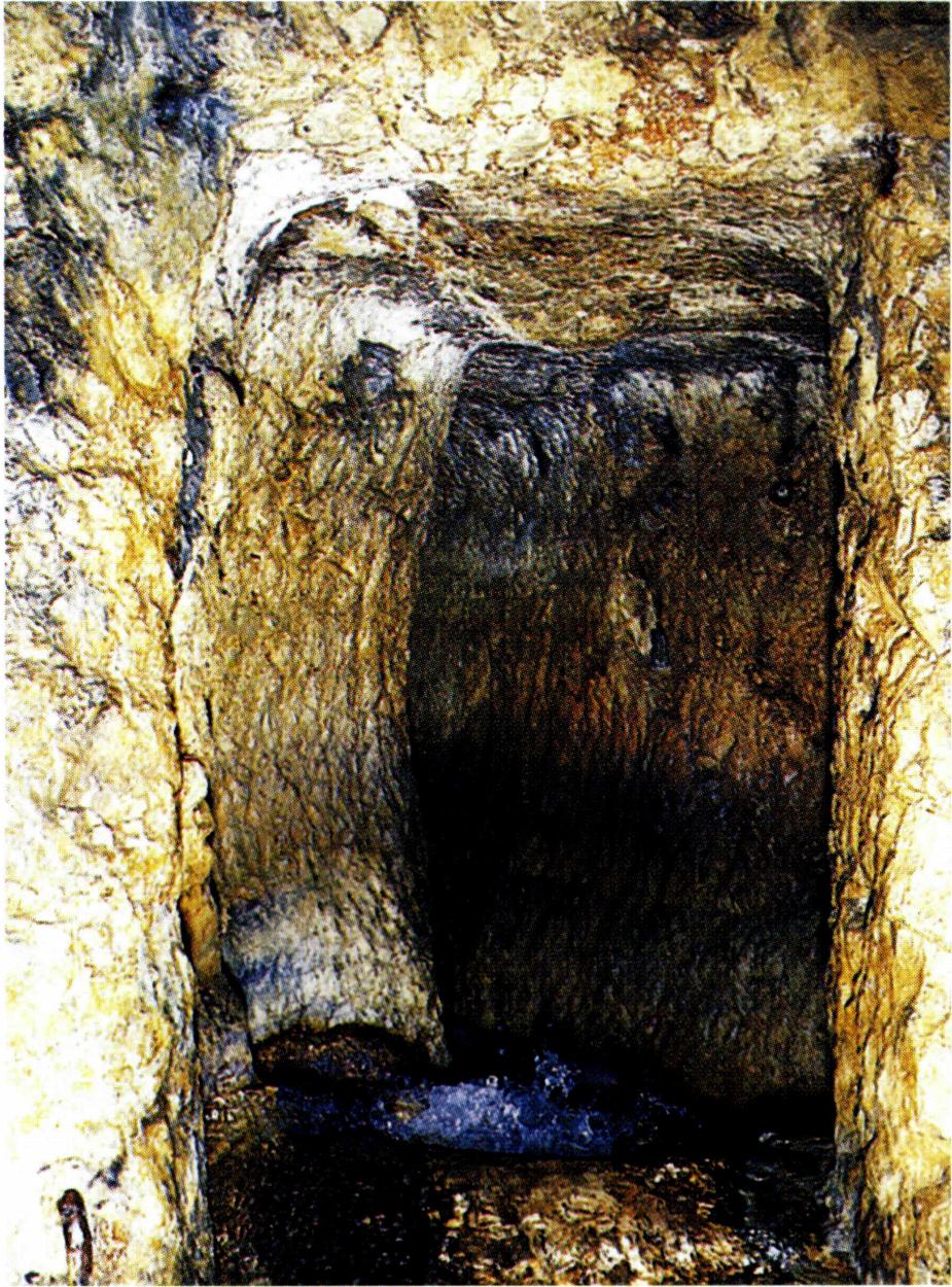 히즈키야 왕이 독립 전쟁에 대비해 기혼 샘에서부터 실로암 샘까지 지하 암벽을 뚫어 만든 수로.